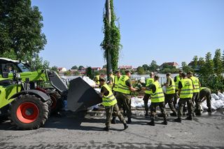 Świętokrzyscy terytorialsi walczą ze skutkami powodzi na Dolnym Śląsku. Pojechało tam 160 żołnierzy