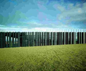 Rytm bazaltowych filarów na elewacji Giant's Causeway Visitor Centre - gra światła i cienia. Fot. www.hparc.com