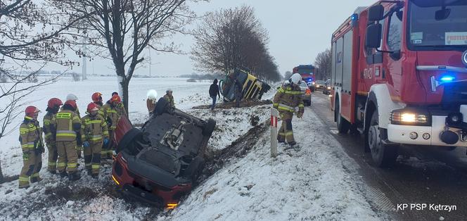 Wypadek pod Korszami. Osobówka i ciężarówka wpadły do rowu [ZDJĘCIA]