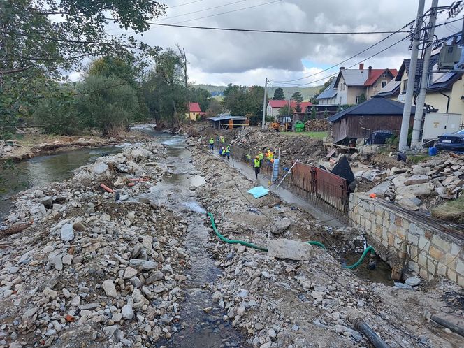 Tak wygląda pęknięty wał na zaporze w Stroniu Śląskim. To tutaj rozpoczął się dramat podczas powodzi 