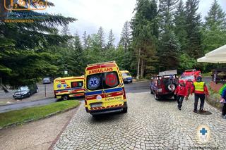 Dzieci i opiekunowie schowali się pod wiatą. Wtedy uderzył w nią piorun