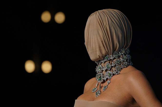 Wszyscy patrzyli na Kim Kardashian. Ale nic nie mogli zobaczyć!