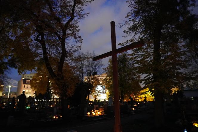 Tak wygląda Cmentarz Starofarny w Bydgoszczy po zmroku w przeddzień Święta Zmarłych. Zobacz zdjęcia