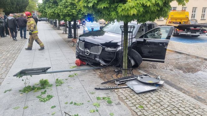 Pijacki rajd na ratusz! Kierowca demolował wszystko, co napotkał na drodze.