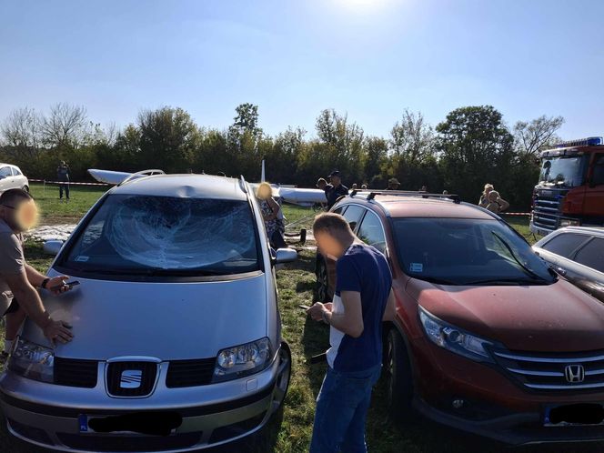 Wypadek podczas Mikrolotowych Mistrzostw Podlaskiego w Łomży - samolot uderzył w samochody