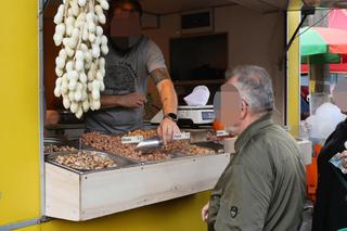 Nie do wiary, co sprzedają pod cmentarzami. Nie tylko wiązanki i znicze