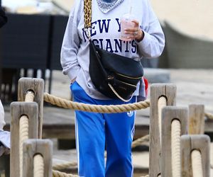 Kayah. Leczyła gardło i opalała kolana