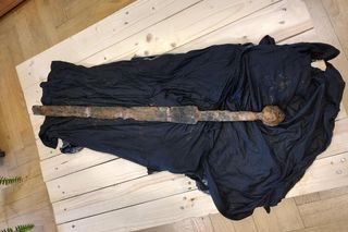 Sensacyjne znalezisko w Wiśle! Wędkarz wyłowił średniowieczny miecz