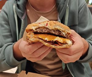 Burger Drwala już dostępny! Zjadłem go w kolorowej restauracji we Wrocławiu