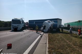 Zderzenie ciężarówek i busa na A1 w Śląskiem