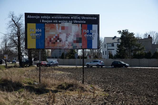 Antyaborcyjny billboard pod Wrocławiem szokuje. Wojna nie taka najgorsza? 