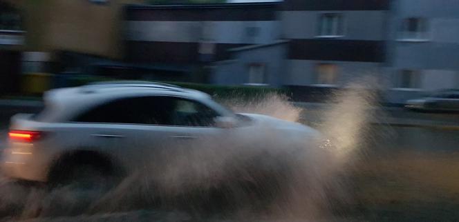 Skutki burz na Śląsku. Zalane ulice, stadion pod wodą! [ZDJĘCIA]