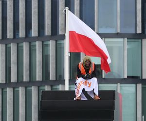 Pomnik smoleński oblany sztuczną krwią