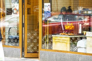 Jachira maluje się w tramwaju