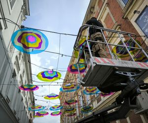 Nowe ozdoby nad ulicami w centrum Leszna 