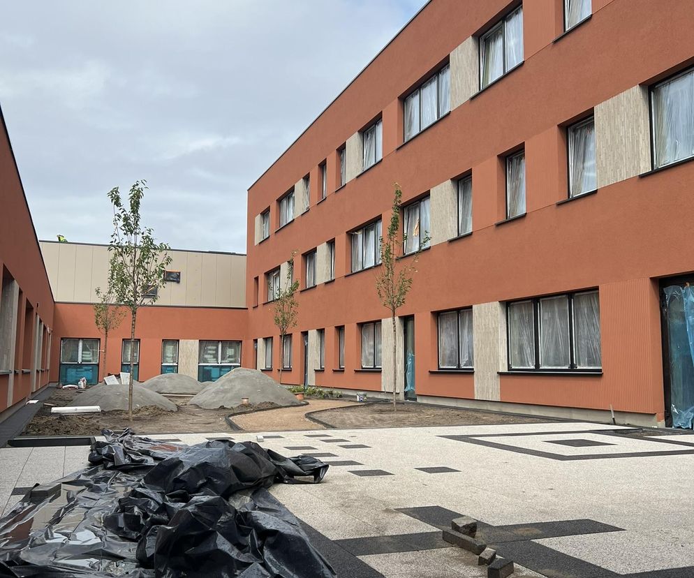 Szkoła w kolorze terakoty i szampana. Gimnastyka dobiegła końca, na Morenowym Wzgórzu powstała nowa placówka