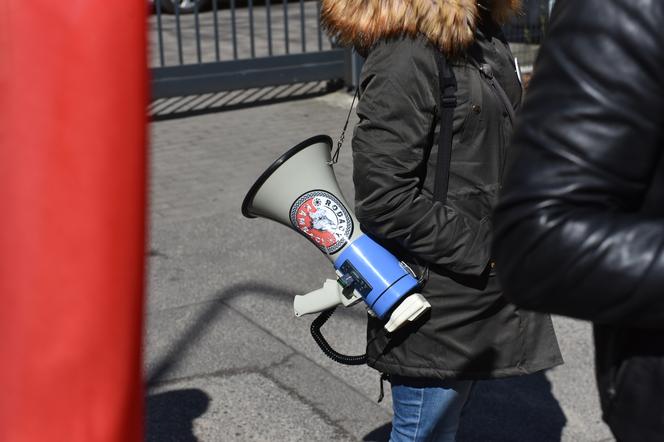 Bartosz T. przesłuchany przez prokuraturę. Zwolennicy "Wolni My" protestowali pod siedzibą w Toruniu