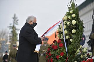 Jarosław Kaczyński podczas uroczystości złożenia kwiatów pod pomnikiem Ofiar katastrofy smoleńskiej, na pl. Piłsudskiego w Warszawie