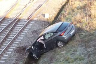 Toruń: GROZA niedaleko ronda. Auto spadło z wysokiej skarpy!