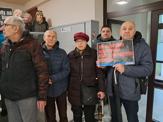 Zebrali prawie dwa tysiące podpisów. Protest przed sesją Rady Miejskiej w Starachowicach