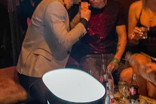 Jakub Kosecki na nocnej imprezie 