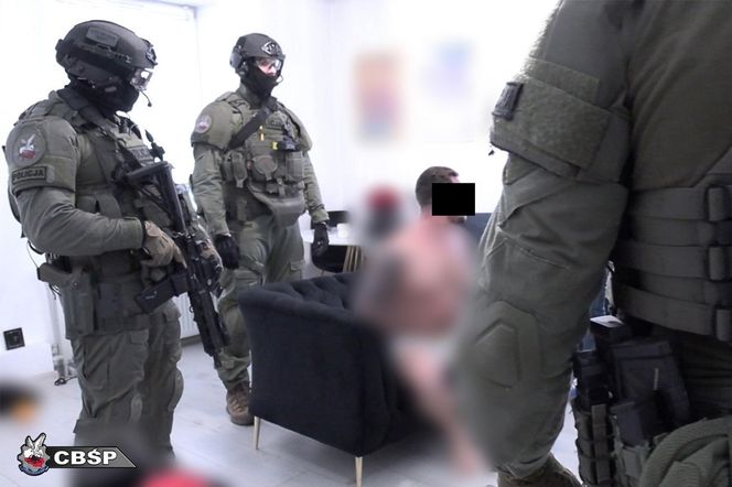 CBŚP rozbiło niebezpieczny gang z PIaseczna. 13 osób zatrzymanych