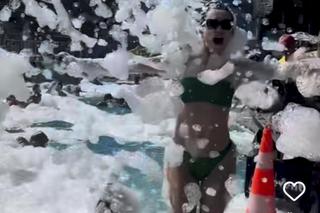 Dorota Gardias wije się w pianie, ubrana w skąpe bikini