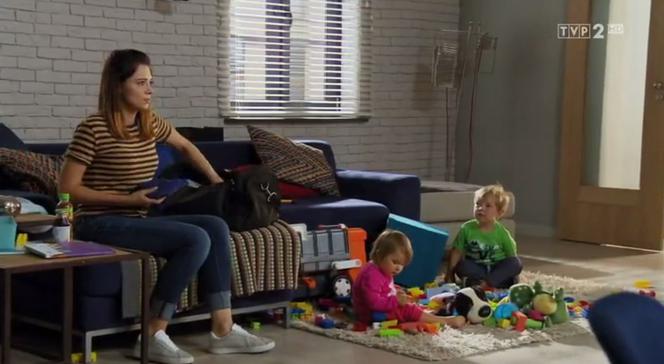 M jak miłość odc. 1397. Iza (Adriana Kalska), Maja (Anna Wierzchoń), Szymek (Staś Szczypiński)