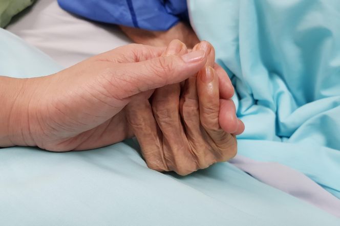 W cierpieniu i niegodnie, wymiotując krwią, z wiadrem na szyi. Tak umiera się w Polsce