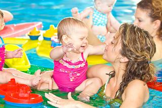 Zajęcia na basenie dla niemowląt, czyli plywaj z dzieckiem