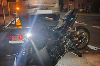 Jelenia Góra. Kask skradziony z krzyża przy ul. Wolności został odnaleziony. To pamiątka na cześć zmarłego motocyklisty [ZDJĘCIA].