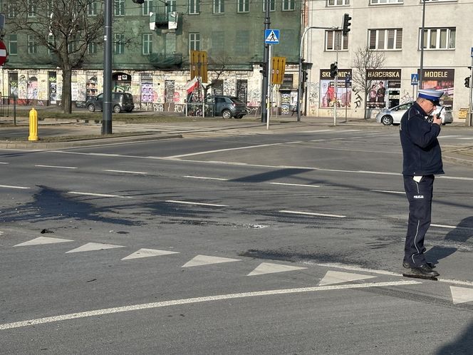 Kolizja zablokowała ruch na skrzyżowaniu. W rozpędzony radiowóz uderzył drugi samochód