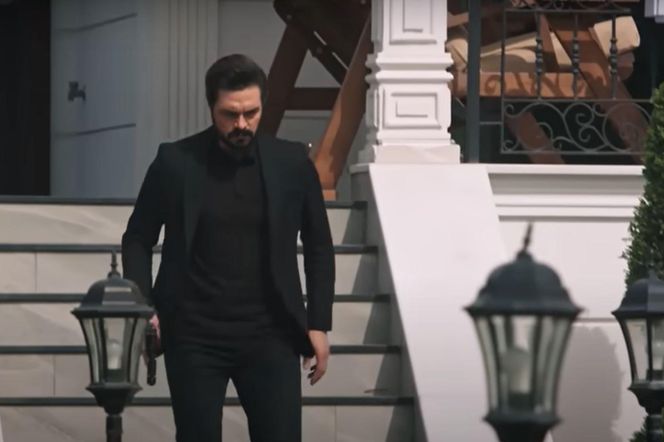 Yaman wyceluje we wroga z broni, ale nie strzeli! 