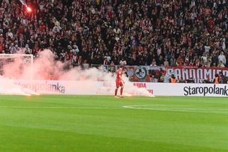 Skandal! Mecz Polska – Holandia przerwany! Dlaczego kibice rzucili race na murawę?