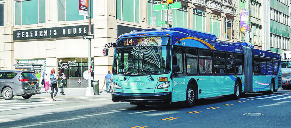 Pasażerowie M14 tkwią w korkach przez sąd