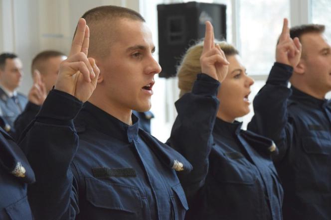 Nowi policjanci na Podkarpaciu. 5 policjantek i 12 policjantów złożyło ślubowanie [FOTO]