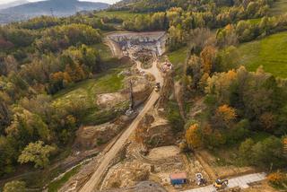Tak wygląda budowa tunelu na S1 w Beskidach. Wykują go bez użycia maszyn [ZDJĘCIA]