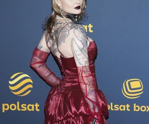 Monika Miller cała na czerwono! Zaszalała z kreacją. Dobrała do niej perły