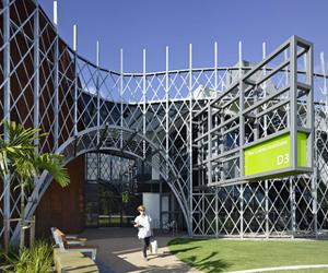  Cairns Institute w Townsville, Australia. Wejście do budynku