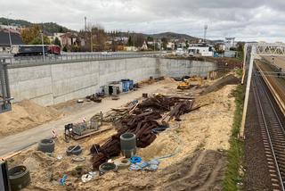 Tunel prawie gotowy, a peron... zapadnięty. Sprawdzamy postęp prac na węźle Janowo