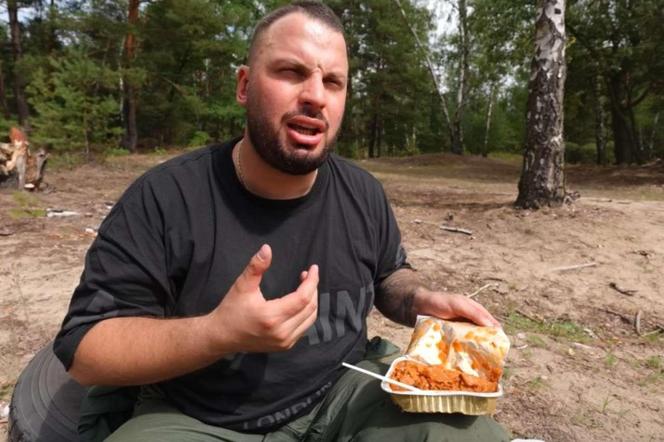 Wojek i Książulo testują wojskowe jedzenie