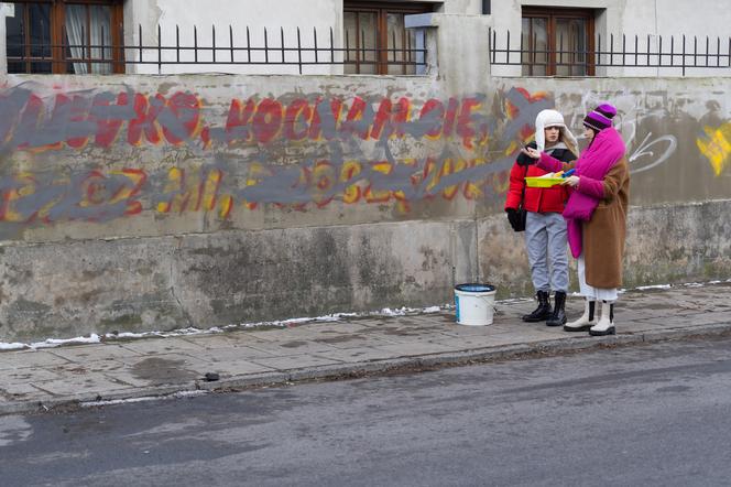 Barwy szczęścia, odcinek 2644: Oliwka odkryje mural na jej cześć! Kajtek wymaluje wyznanie miłości na murze i tak ją odzyska? – ZDJĘCIA