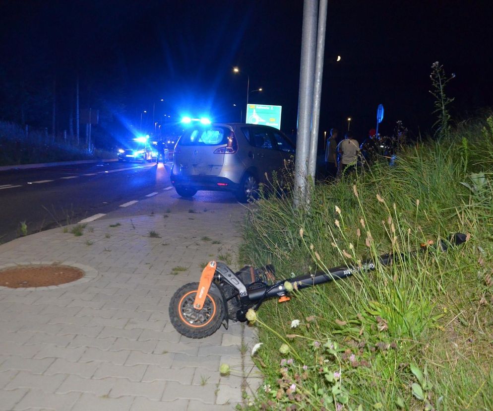 17-latek na hulajnodze zderzył się z samochodem. Doznał poważnych obrażeń
