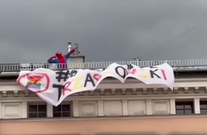 Szok w Gliwicach. Dwóch Spider-Manów rozwiesiło na dachu baner "Byle nie Trzaskowski"