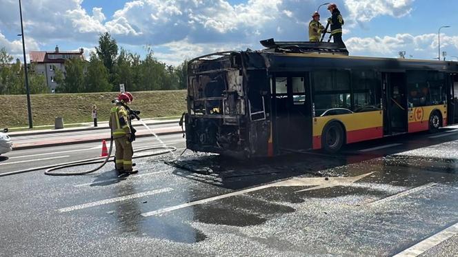 Autobus miejski w ogniu! Wielkie płomienie buchały na Ursynowie, cały się spalił