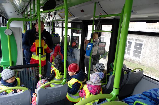 Pzedszkolaki uczyły się jak zachowywać się w autobusie