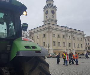 Rolnicy z traktorami na rynku w Lesznie. Tłumaczą mieszkańcom powody swoich protestów