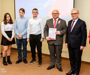 „Niech połączy nas hymn” - piękna, kolorowa premiera w siedzibie Starostwa Powiatowego