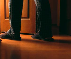 Śpisz, ale pęcherz ma inne plany. Jak ograniczyć nocne wizyty w łazience?