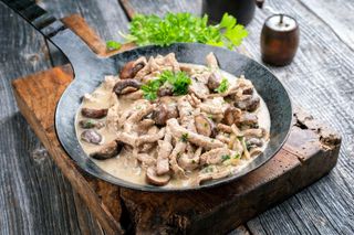 Przepis na kurczaka królewskiego. Delikatne mięso w pysznym sosie